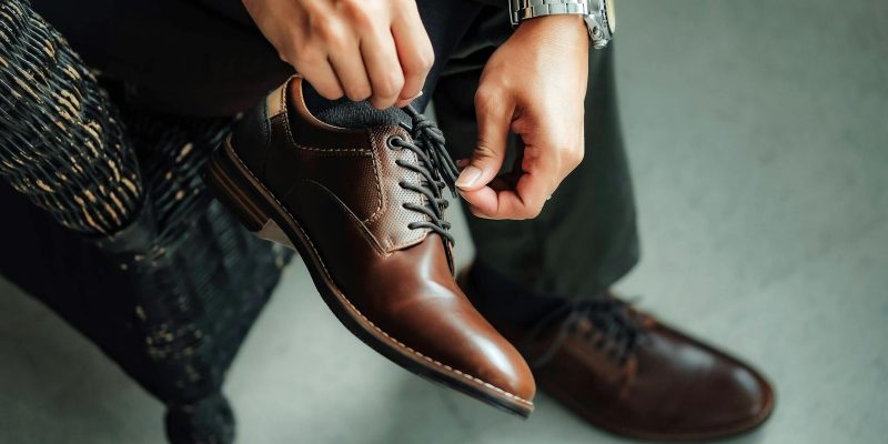 barna cipő viselése