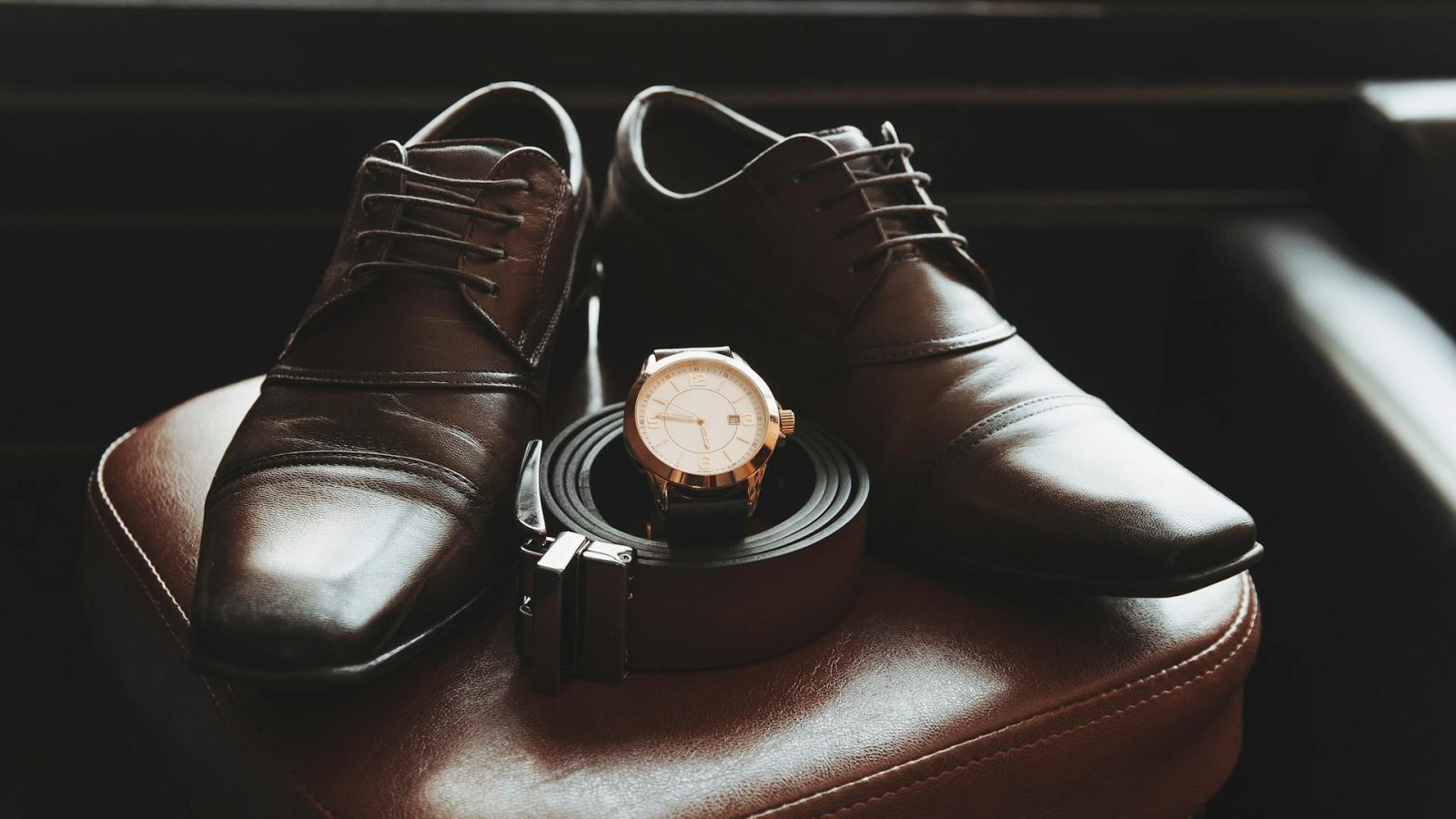 cipő és öv párosítása