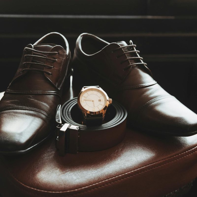 cipő és öv párosítása